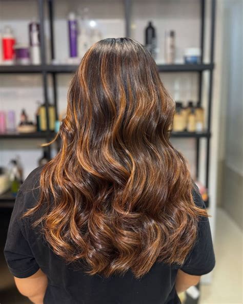 Cheveux brun foncé avec des mèches praline acajou