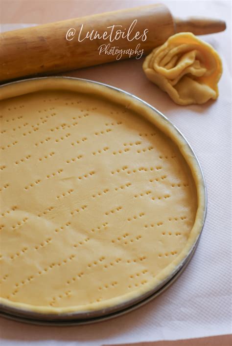 Pâte sablée étalée dans un moule