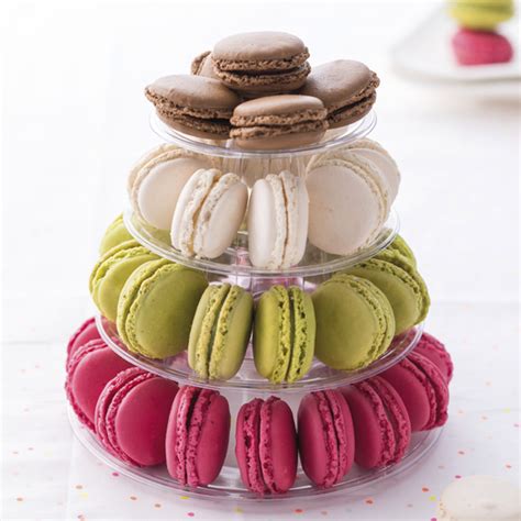 Une pyramide de macarons colorés pour une occasion spéciale