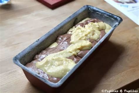 Moule à cake rempli de pâte marbrée avant cuisson
