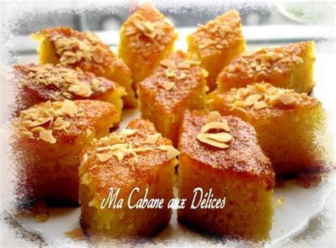 Gâteau Basboussa doré parsemé d'amandes