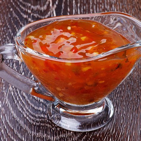 Bol de sauce aigre-douce avec des ingrédients