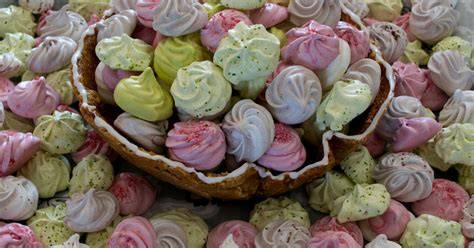 Meringues colorées et aromatisées (cacao, vanille, citron)