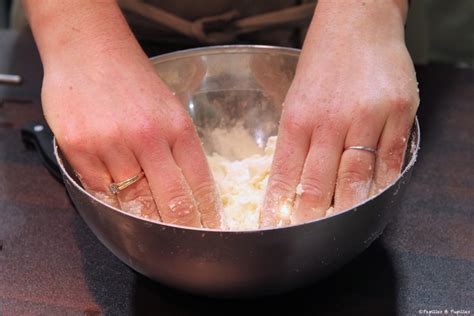 Mains préparant une pâte à crumble