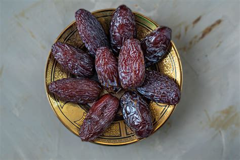 Dattes Medjool ouvertes et garnies de cheesecake