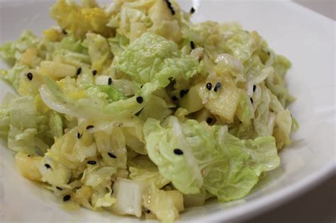 Salade de chou chinois colorée avec des légumes et des graines