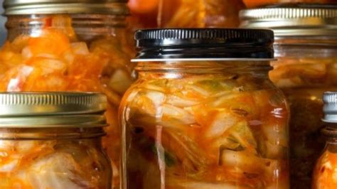 Bocaux de kimchi faits maison en cours de fermentation
