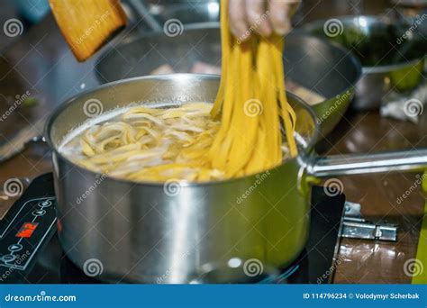 Casserole d'eau bouillante pour pâtes