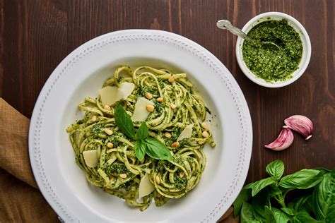 Plat de pâtes fraîches avec sauce pesto