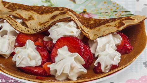 Crêpes roses décorées avec des fraises et de la chantilly