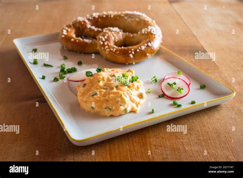 Bretzel bavarois avec un Obazda