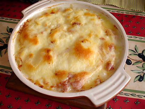 Plat à gratin de crozets, jambon blanc et fromage avant cuisson