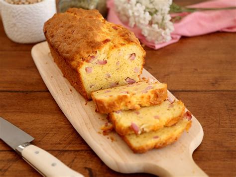 Plan schématique: étapes de préparation du cake aux lardons et olives