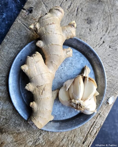 Gingembre et ail pelés prêts à être mixés
