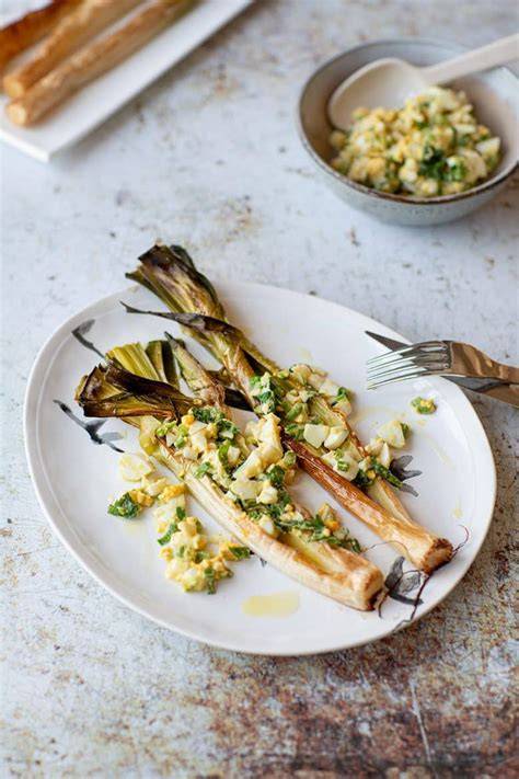 Image d’un plat de poireaux rôtis avec œufs durs et vinaigrette