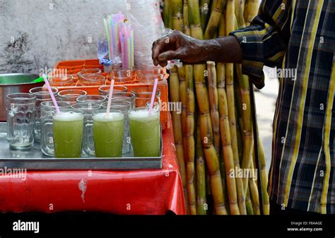 Vendeur de jus de canne à sucre dans une rue indienne
