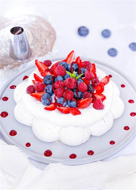dessert pavlova presentation fruits rouges