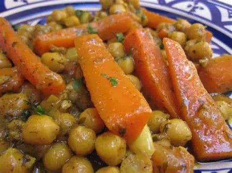 Garniture de pois chiches, chorizo et carottes coupés