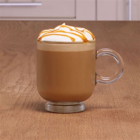 Préparation d'un café latte caramel