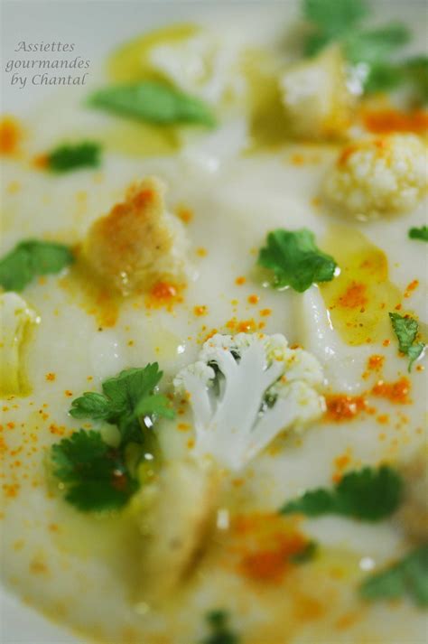 Variations de crème de chou-fleur : une avec cheddar, une avec curry et lait de coco