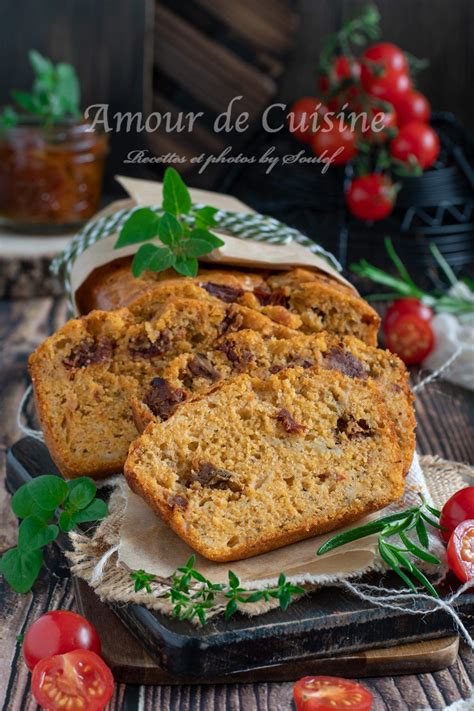 Un cake au pesto et tomates séchées prêt à être dégusté