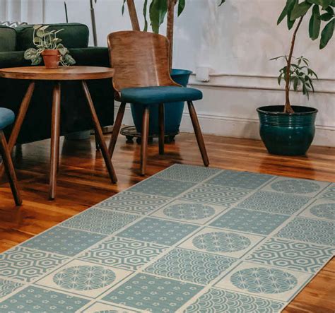 Tapis vinyle avec motifs géométriques dans un salon