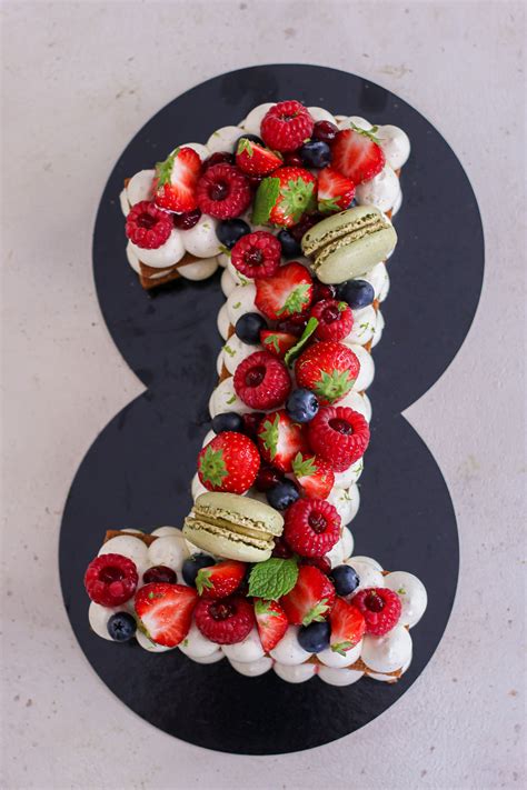 Number Cake décoré de fruits rouges et macarons