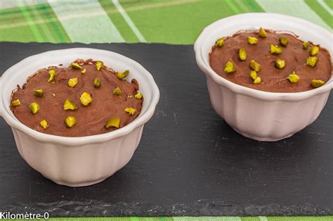 Bol de purée de pistaches et éclats de chocolat