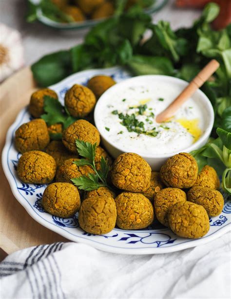 Falafels de lentilles corail et épinards servis avec une sauce au yaourt