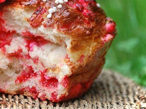image brioche avec pralines roses