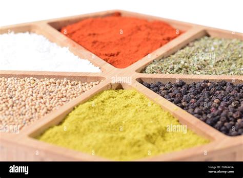 Gros plan sur un mélange d'épices coloré pour rub