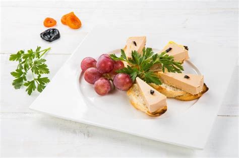 Assiette de foie gras avec fruits et toasts