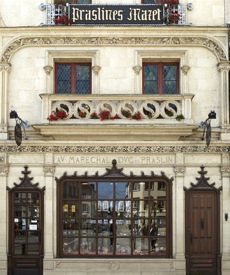 Intérieur historique de la Maison Mazet avec boiseries et vitraux