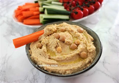 Bol de houmous avec des crudités