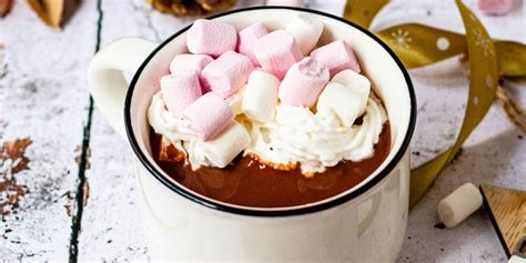 Bol de chocolat chaud avec chantilly et copeaux de chocolat