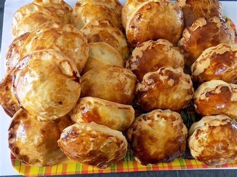 Infographie: étapes clés de la préparation des pâtés salés antillais (préparation de la pâte, cuisson de la farce, assemblage et cuisson)