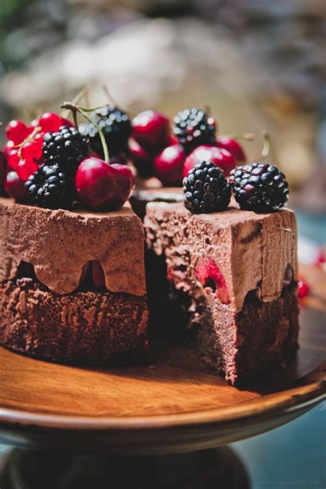 Gâteau au chocolat et fruits rouges décoré
