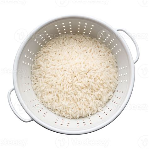 Riz égoutté dans une passoire