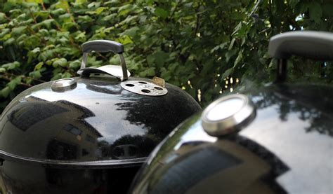 Photo d'un thermomètre intégré au couvercle d'un barbecue