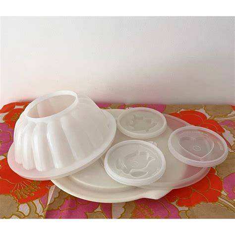 Illustration du moule à charlotte Tupperware et démoulage réussi