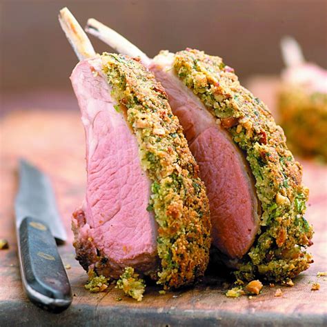 Un carré d'agneau rôti magnifiquement présenté avec une croûte d'herbes