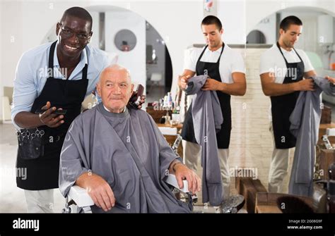 Femme discutant avec un coiffeur