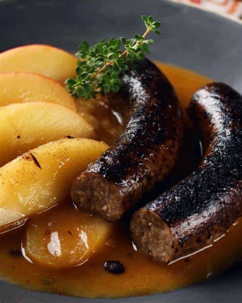 boudin noir aux pommes dans une poêle