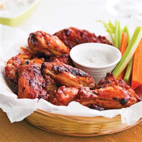Ailes de poulet sur une grille de cuisson