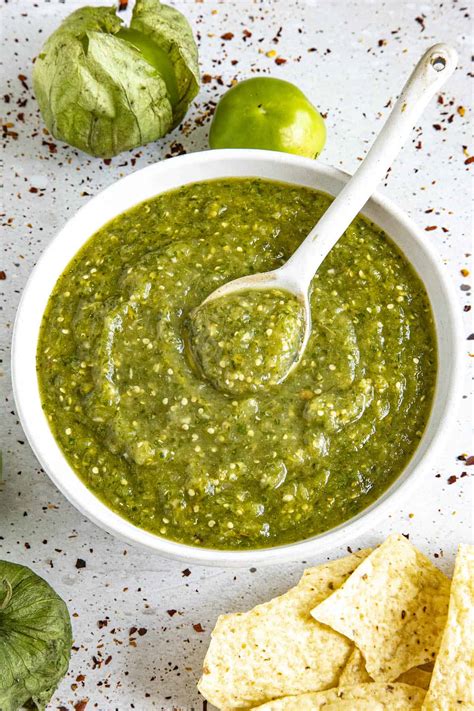 Bol de salsa verde fraîchement préparée
