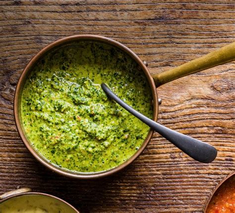 Bol de sauce verte pimentée avec des ingrédients frais