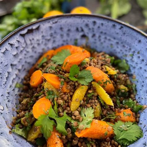 Lentilles corail, carottes et bouillon dans une casserole