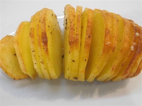 Préparation de pommes de terre coupées en deux