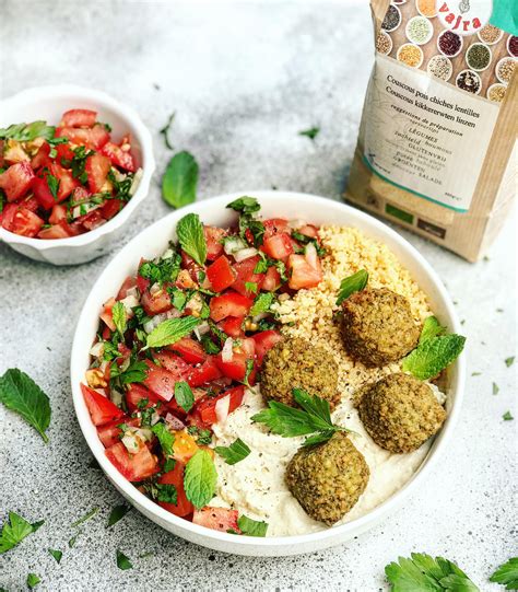 Assortiment de plats à base de pois chiches : houmous, falafels, couscous