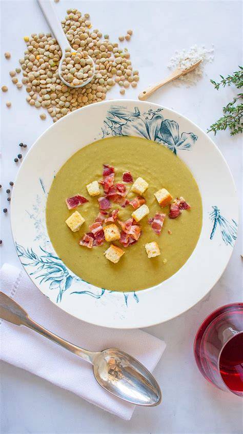 Illustration: potage de pois cassés chaud avec garniture